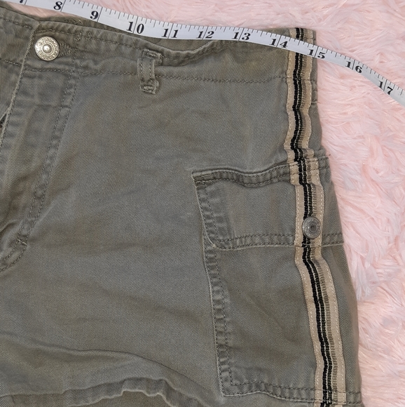 Included as freebie for loyal customer! 90s Jordache cargo mini shorts - Picture 4 of 9
